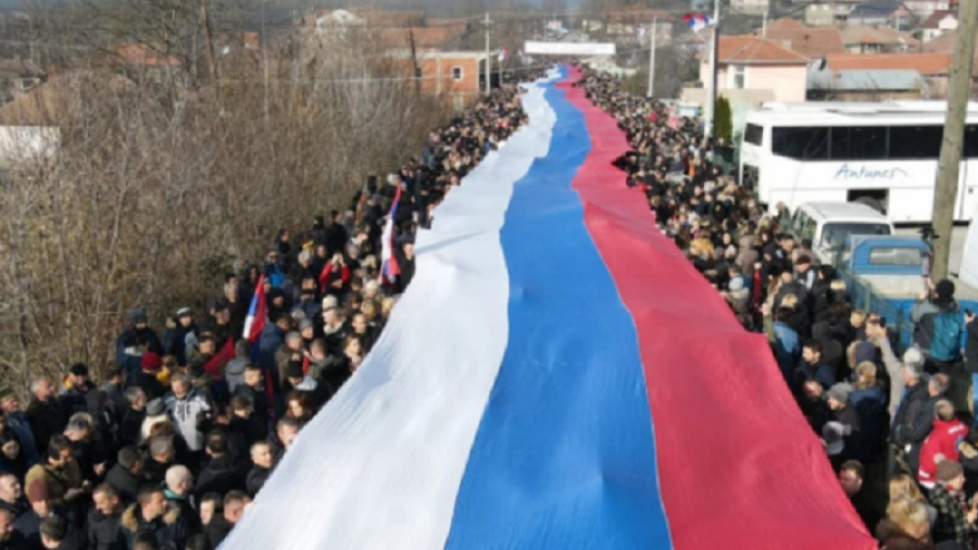 Flamuri anticivilizues serb i “Ballkanit të Hapur “ po valëvitet në Veriun e barrikaduar të Kosovës!