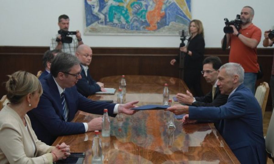 Putin e dekoron ambasadorin rus në Beograd