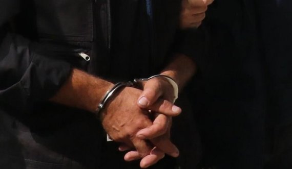 Ky është 62-vjeçari i arrestuar për rastin e ngacmimit seksual në autobus, përfundon në ndalim policor