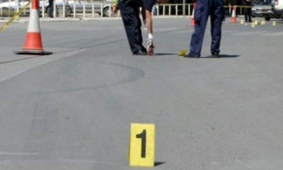 Po kalonte rrugën bashkë me nënën e saj, e mitura goditet nga automjeti