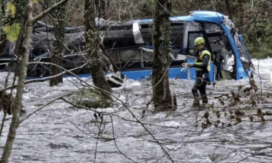 Autobusi bie në lumë, 3 të vdekur dhe 4 të zhdukur 