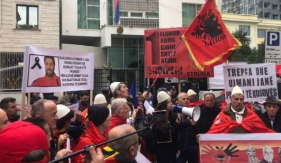 “Jetën e japim, Mitrovicën nuk e japim”, protestë në mbështetje të Kosovës para ambasadës serbe në Tiranë
