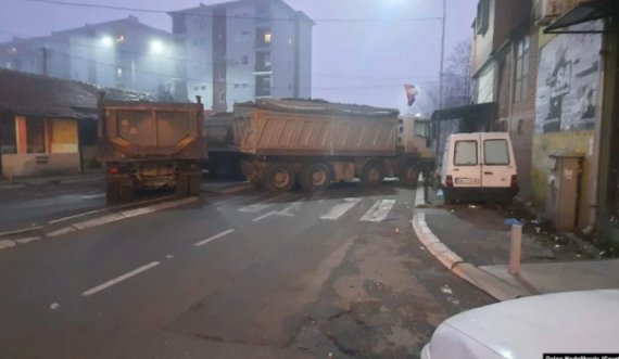 Barrikada e parë e vendosur brenda ndonjë qyteti, pamje nga Mitrovica e Veriut