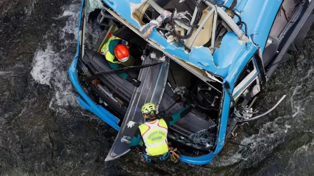 Autobusi përfundon në lumë, 7 persona të vdekur