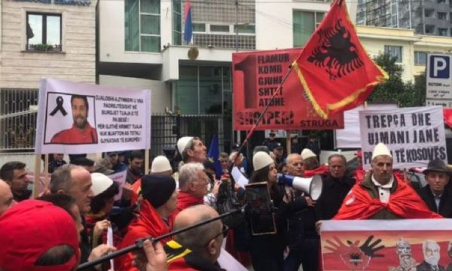 Me veshje popullore dhe flamurin shqiptar, nis protesta e qytetarëve në mbështetje të Kosovës! Marshojnë drejt Ambasadës së Serbisë