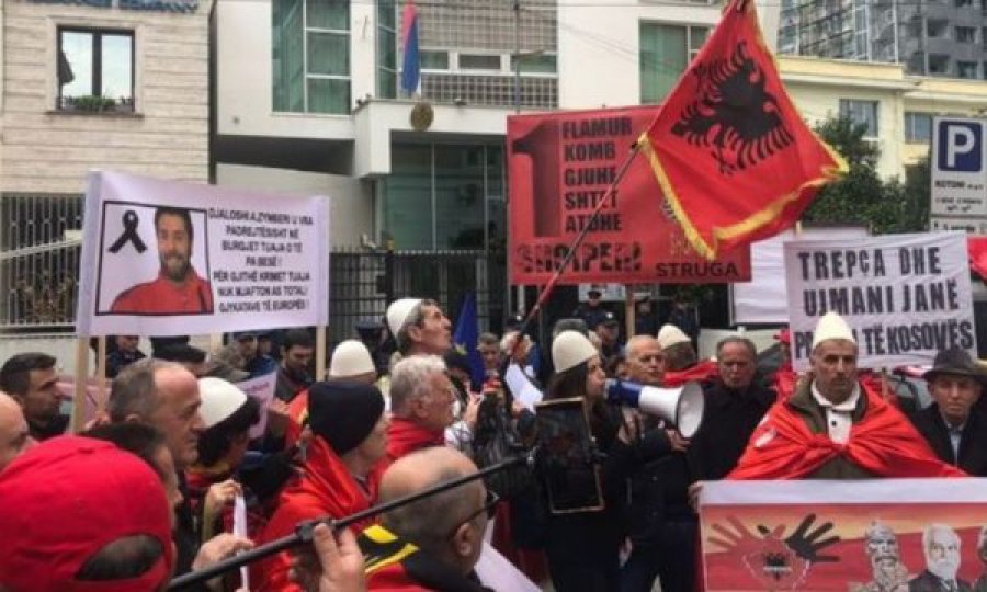 “Jetën e japim, Mitrovicën nuk e japim”, protestë në mbështetje të Kosovës para ambasadës serbe në Tiranë