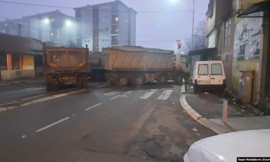 Barrikada e parë e vendosur brenda ndonjë qyteti, pamje nga Mitrovica e Veriut