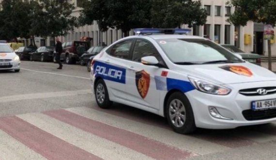 Sherr mes policëve për një vajzë 