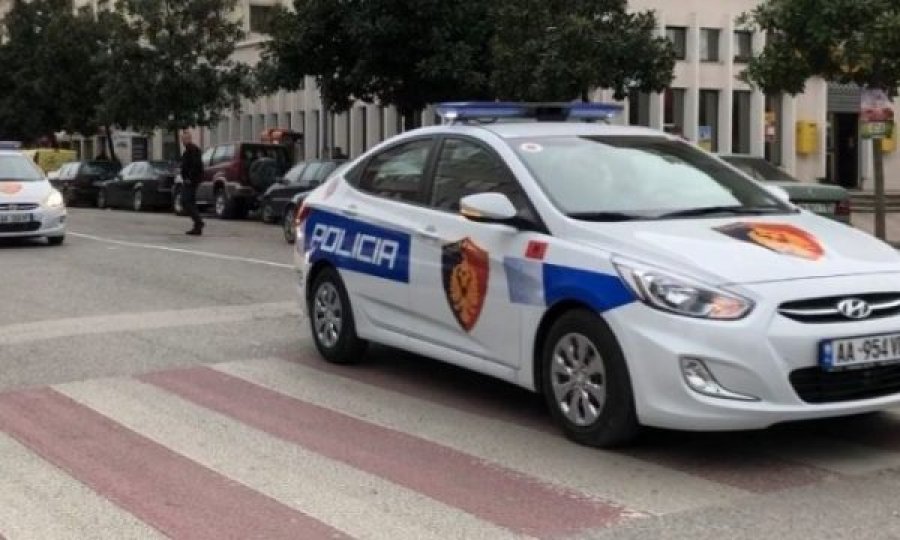 Sherr mes policëve për një vajzë 