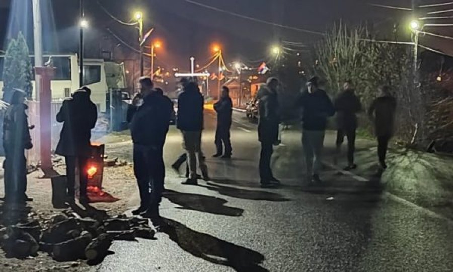 Serbët dalin te barrikada për ta pritur Rakiqin