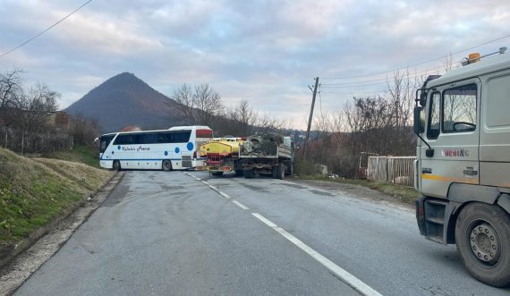 Ja sa barrikada kanë mbetur pa u larguar