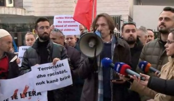 Protestë para ambasadës serbe: Stop duarve të lyera me gjakun e shqiptarëve
