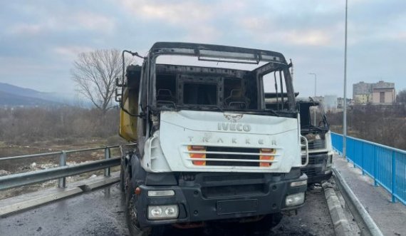 Policia jep detaje për djegien e kamionëve që ishin vendosur si barrikada