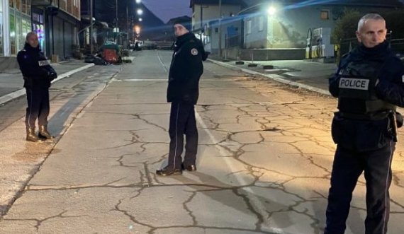 Policia e Kosovës  dhe të EULEX-it  i ka shtuar lëvizjet e kontrollit afër barrikadës në veri të Mitrovicës