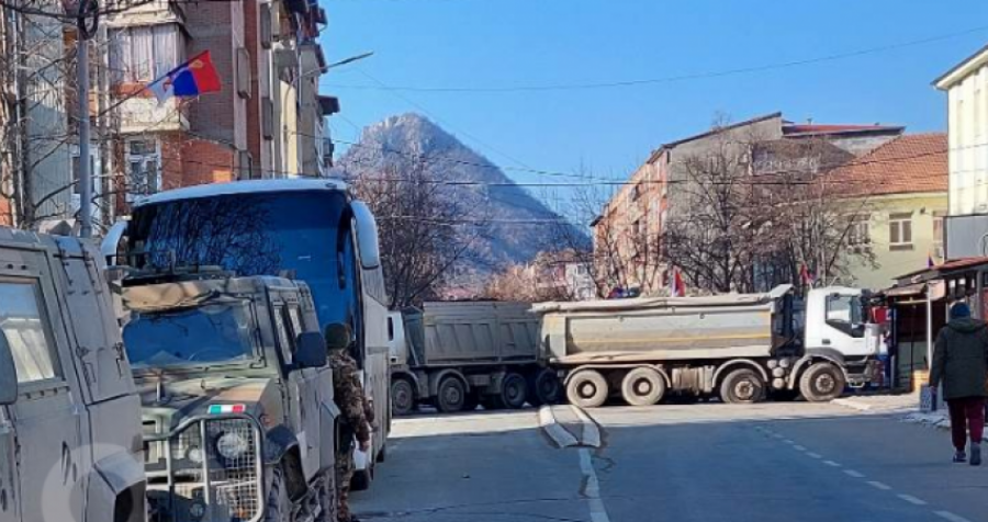 Në lagjen e boshnjakëve KFOR-i vendoset pranë barrikadave 