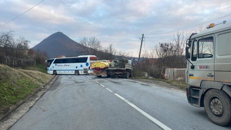 Ja sa barrikada kanë mbetur pa u larguar