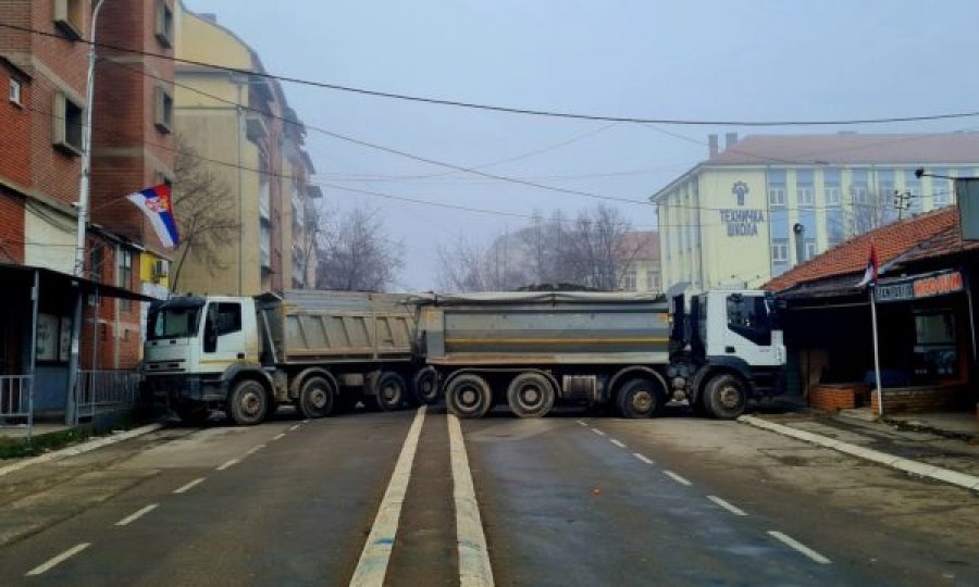 Barrikadat e vendosura në Leposaviq Policia nis t’i largojë
