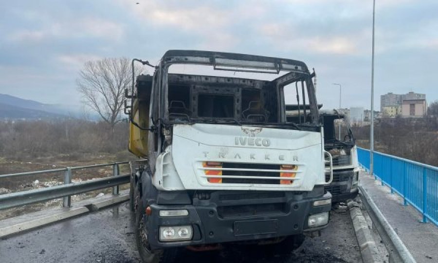 Policia jep detaje për djegien e kamionëve që ishin vendosur si barrikada