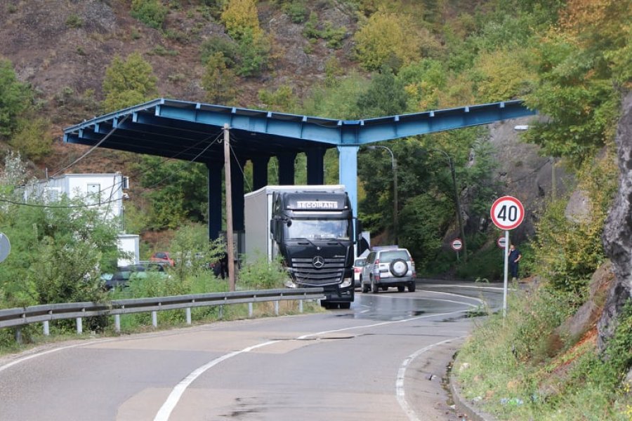 Policia e bllokon rrugën para kufirit në Jarinjë