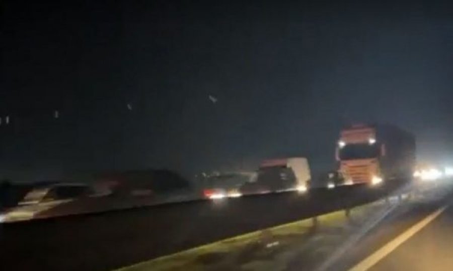 'Bllokohet' autostrada Prishtinë - Pejë