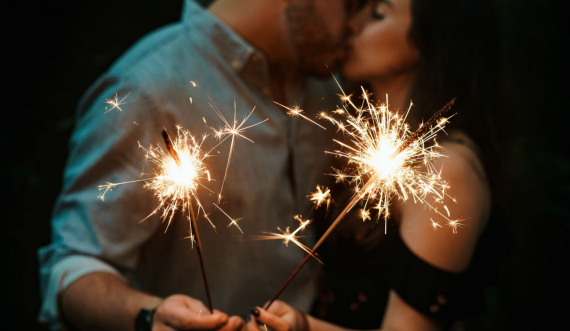 Pse duhet të puthemi në mesnatën e Vitit të Ri dhe çfarë të bëjmë nëse edhe ky vit na ka gjetur vetëm?