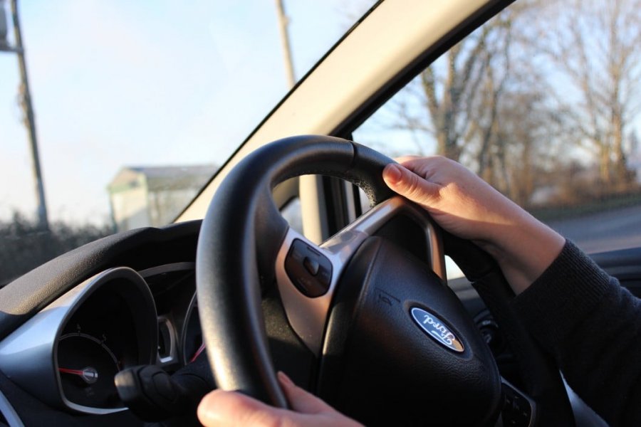 Mitrovicë: Voziti me shpejtësi prej 137km/h në zonën 80 km/h, shoferi gjobitet me 300 euro