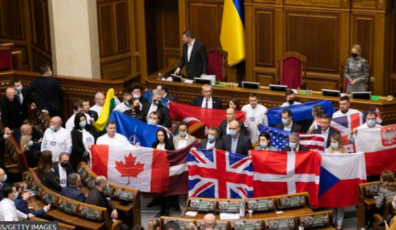 Deputetët ukrainas shpalosin flamujt e vendeve që ofruan ndihmë, mungon i Gjermanisë