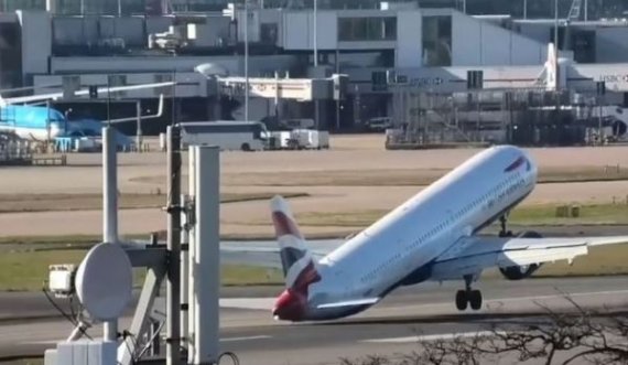 Stuhia lëkund avionin gjatë uljes