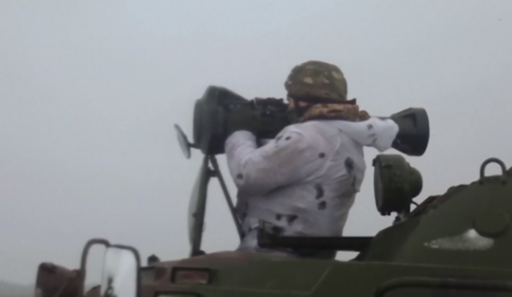 Ushtarët ukrainas ushtrojnë me armën britanike anti-tank