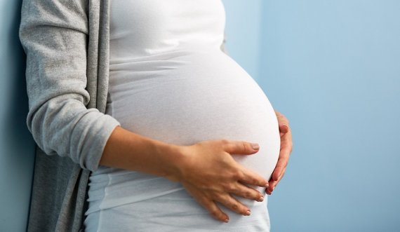 13 gra shtatzëna po trajtohen për Covid-19 në Klinikën Gjinekologjike