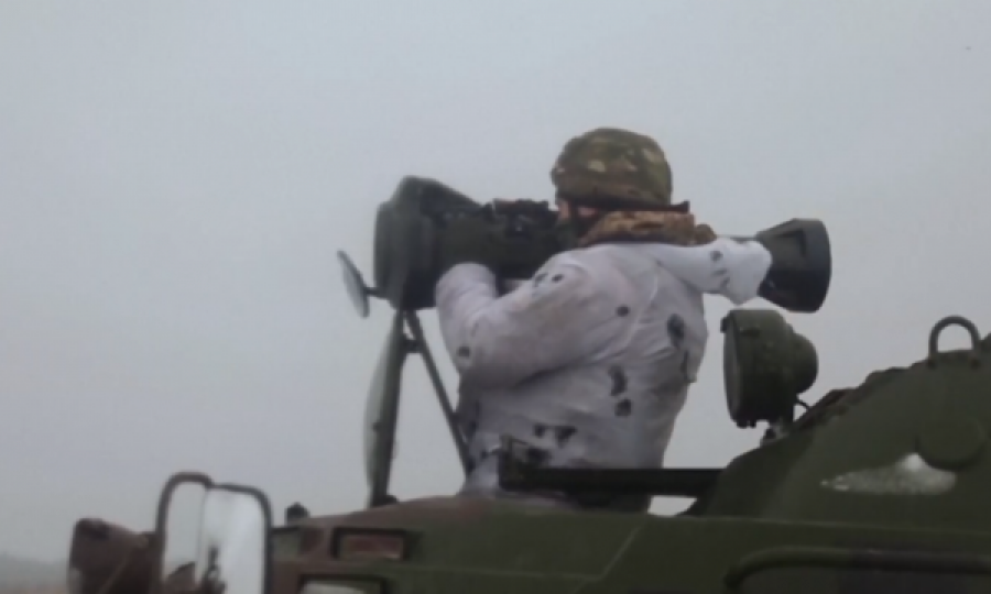 Ushtarët ukrainas ushtrojnë me armën britanike anti-tank