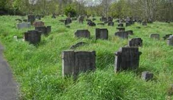 E tmerrshme: Dy koka njerëzish vidhen nga varrezat e këtij qyteti