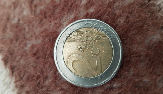 Në Mitrovicë shitet monedha 2 euroshe me çmim 31 mijë euro, e ka një defekt të veçantë 