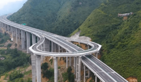 Autostrada në Kinë ka një rreth-rrotullim për shoferët që bëjnë gabime gjatë vozitjes!