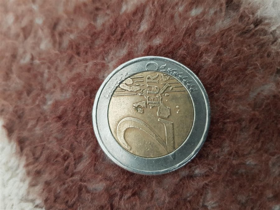 Në Mitrovicë shitet monedha 2 euroshe me çmim 31 mijë euro, e ka një defekt të veçantë 