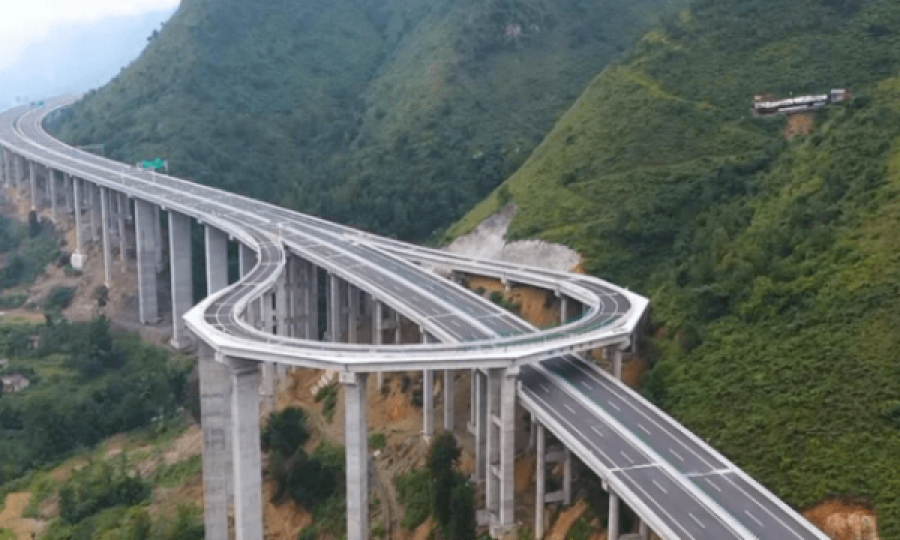 Autostrada në Kinë ka një rreth-rrotullim për shoferët që bëjnë gabime gjatë vozitjes!