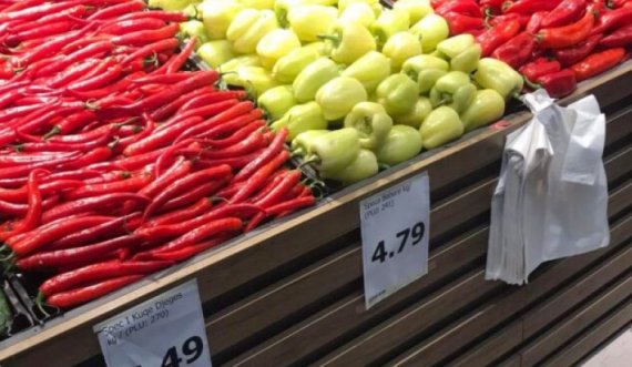 Të blesh speca në Kosovë, si të blesh mish: Shikoni çmimet në një market!