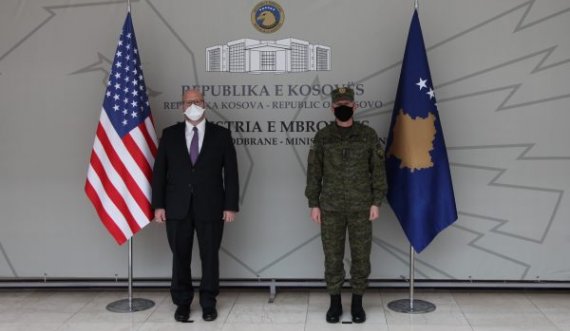Hovenier takon komandantin e FSK-së, Bashkim Jasharin, ia ripohon mbështetjen e ShBA-së për FSK-në