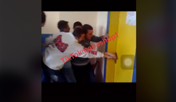 “O arsimtar, u prish dera..”, nxënësit kosovarë tallen me arsimtarin, ia mbyllin derën e klasës