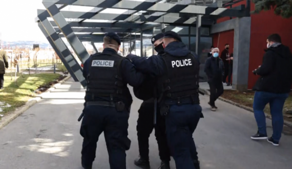 AKP ndërhyn me Polici në zyrat e “Agro Kosova Holding”, ka të arrestuar