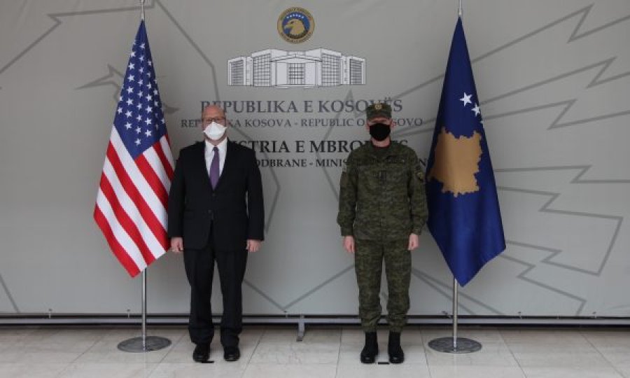 Hovenier takon komandantin e FSK-së, Bashkim Jasharin, ia ripohon mbështetjen e ShBA-së për FSK-në