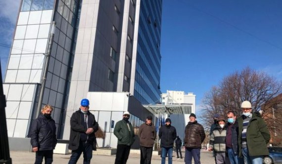 Punëtorët e minierës “Golesh” protestojnë para Qeverisë së Kosovës