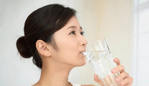 E njihni terapinë japoneze të ujit? Me të mund të humbni ca kile