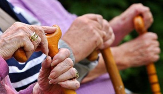 93-vjeçari ndahet nga gruaja, thotë se e ka gjetur një tjetër