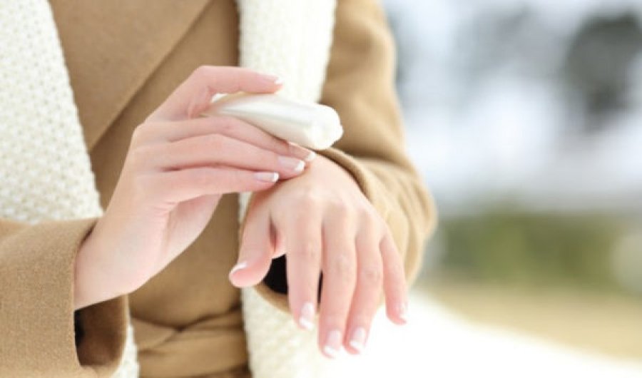 Si të kujdeseni për duart tuaja nga i ftohti apo era e fortë?