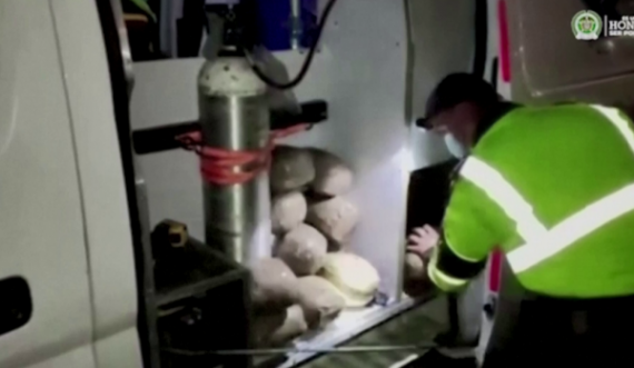 Policia ndalon ambulancën me pacientin me Covid, gjen 118 kg kokainë