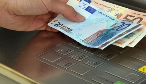 Paga minimale në Kosovë, njëra sindikatë kërkon të jetë 400 euro e tjetra 350