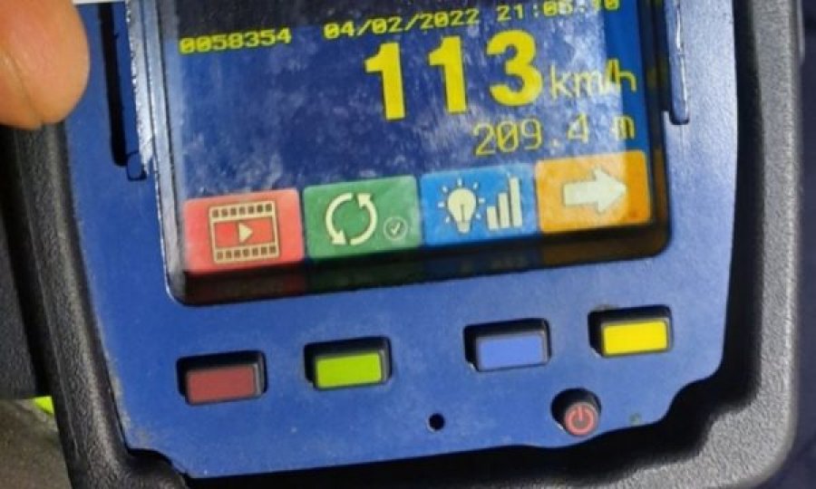 Policia gjobit shoferin në Ferizaj pasi voziste 113 km/h në zonën 50 km/h