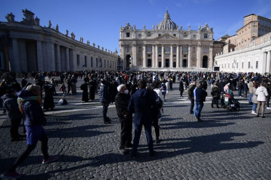 Modelja thotë se u dëbua nga Vatikani shkaku i veshjes ‘tepër s*ksi’