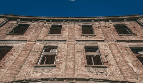 Serbia kërkon që BE-ja e UNDP-ja të mos e rinovojnë shtëpinë e Xhafer Devës